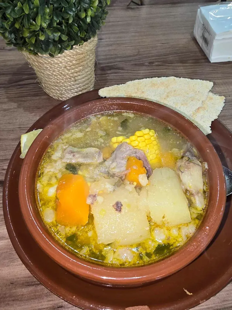 Sopa venezolana casera de Budare's con carne, auyama, papa y maíz en un caldo dorado